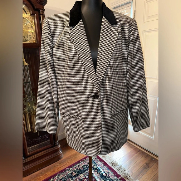 Vintage houndstooth jacket with black velvet collar and shoulder pads - Picture 1 of 3